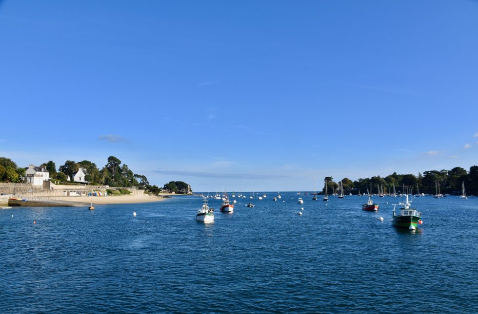 Vue sur le port et les bateaux de Bénodet sous un ciel bleu, près de l’Hôtel Le Cornouaille