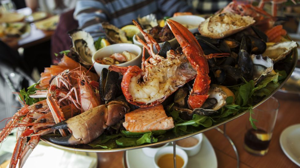 Plateau de fruits de mer généreux servi à l’Hôtel Le Cornouaille à Bénodet, avec homard, langoustines, huîtres et crustacés