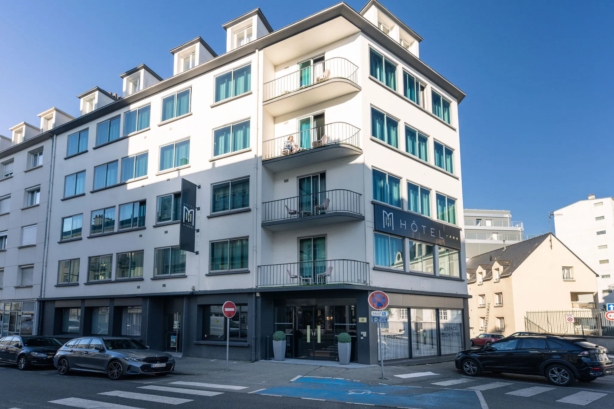 Façade moderne de l’Hôtel Le Maury à Vannes, avec balcons, grandes baies vitrées et enseigne visible depuis la rue