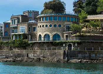Vue depuis la mer du Castelbrac, hôtel 5 étoiles à Dinard, installé dans une villa historique en bord de falaise