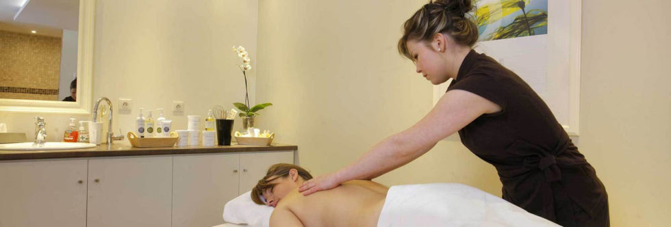 A massage session in a hotel spa in Brittany, a moment of relaxation in a refined setting.
