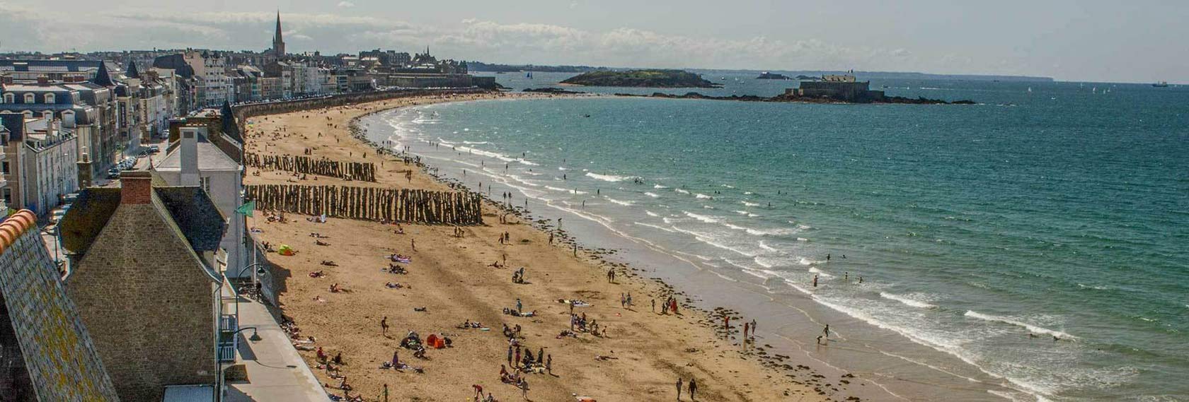Panoramic view of Saint-Malo's main beach, with its ramparts, breakwaters and ocean as far as the eye can see.