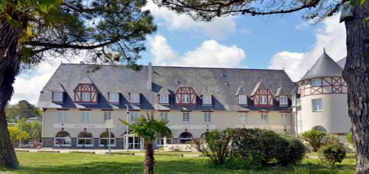 Façade de l’hôtel Le Manoir Saint-Michel à Fréhel, bâtiment de charme niché dans un écrin de verdure à deux pas de la mer.