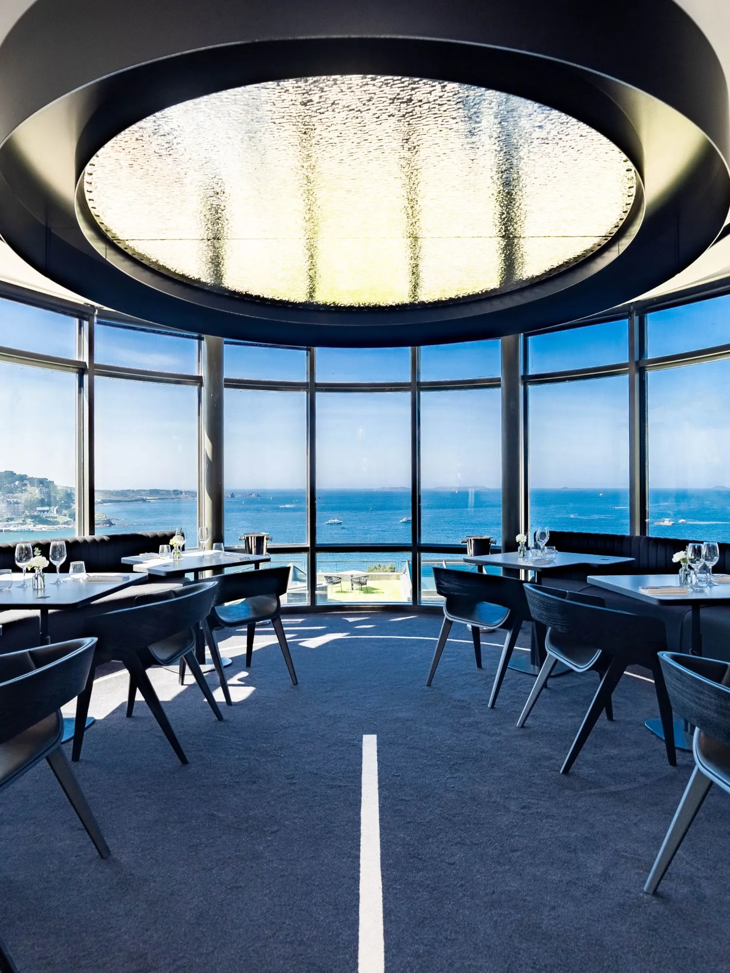 Salle de restaurant élégante avec vue panoramique sur la mer à Perros-Guirec, cadre raffiné incarnant le luxe breton à L’Agapa.