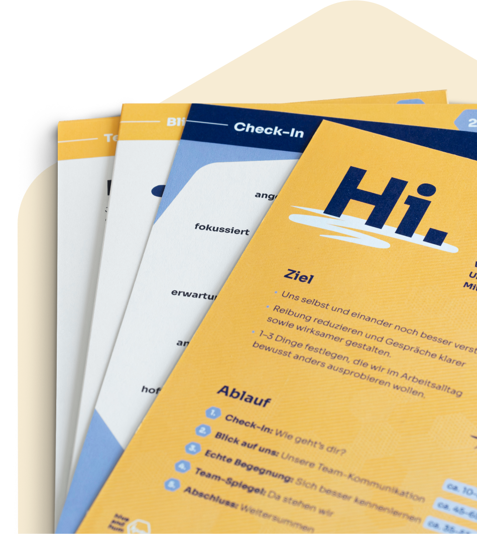 Verschobene gelbe und weiße Info-Karten mit deutschen Texten zum Check-In und Zielsetzungen für Team-Meetings.