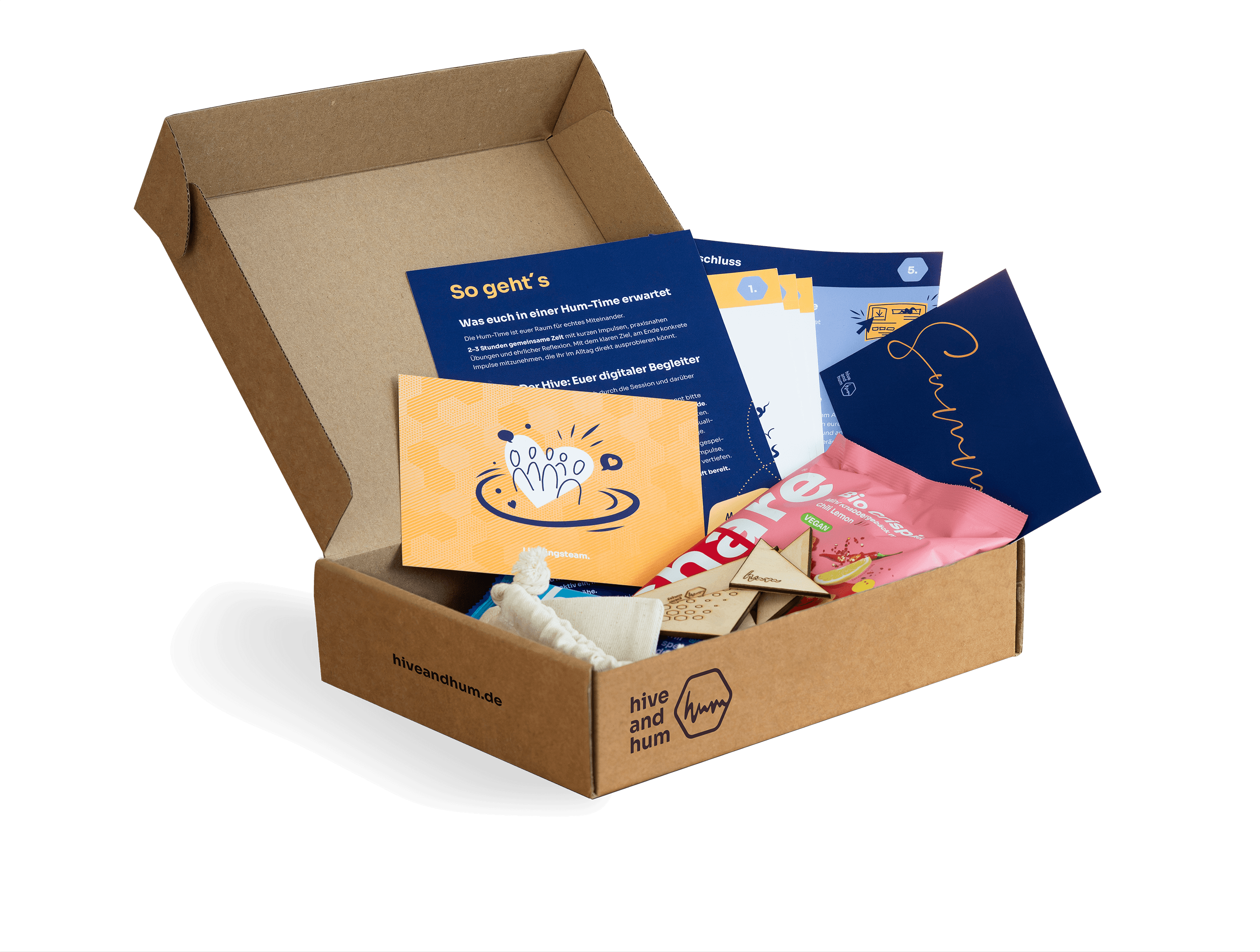 Auf einem Holztisch eine geöffnete Pappschachtel mit Snacks, ein Smartphone und verschiedene Informationsblätter, darunter eines mit dem Titel „Sich besser kennenlernen“.