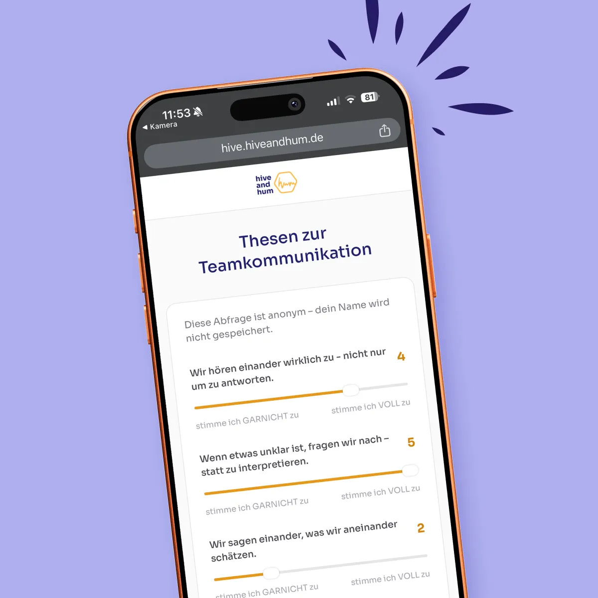 Smartphone zeigt eine Webseite mit dem Titel 'Thesen zur Teamkommunikation' und einer anonymen Umfrage, in der Zustimmung zu Aussagen wie aktives Zuhören, Nachfragen bei Unklarheiten und Wertschätzung im Team bewertet wird.