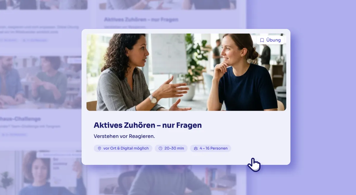Zwei Frauen im Gespräch an einem Tisch, eine erklärt mit Gestik, die andere hört aufmerksam zu, im Hintergrund Pflanzen und weitere Personen sichtbar.