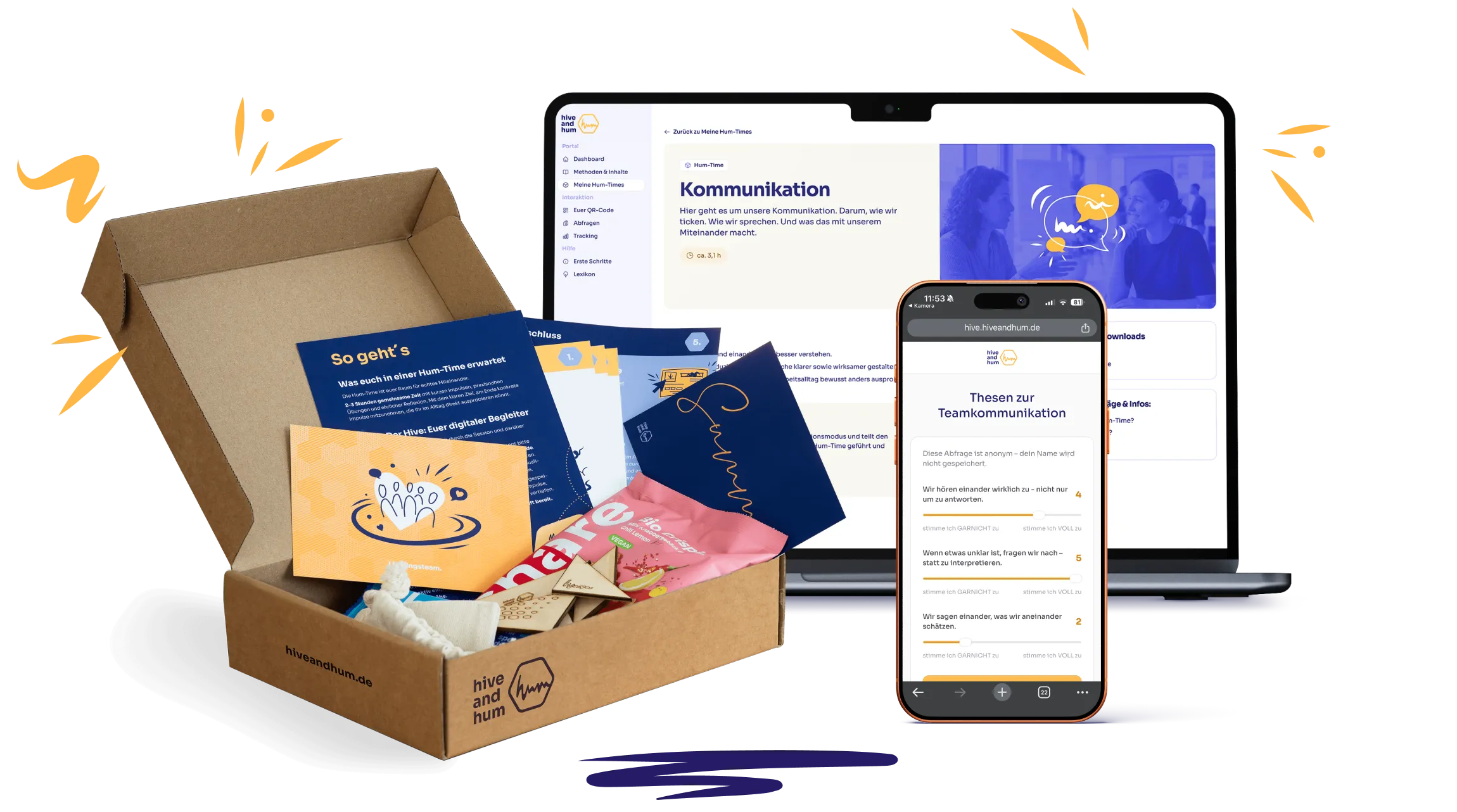 Offener Karton mit Informationskarten, Süßigkeiten, und kleinen Holzspielzeugen neben einem Laptop mit geöffneter Webseite zur Kommunikation und einem Smartphone, das Thesen zur Teamkommunikation zeigt.