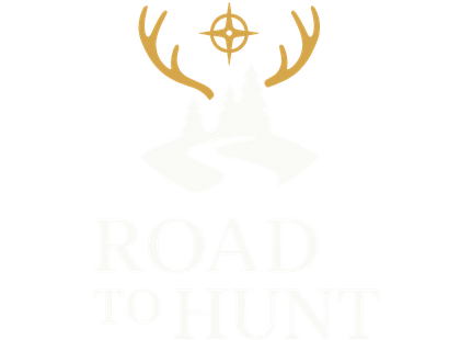 Road to Hunt – Logo mit Geweih, Kompass und Kiefern über einem Waldweg