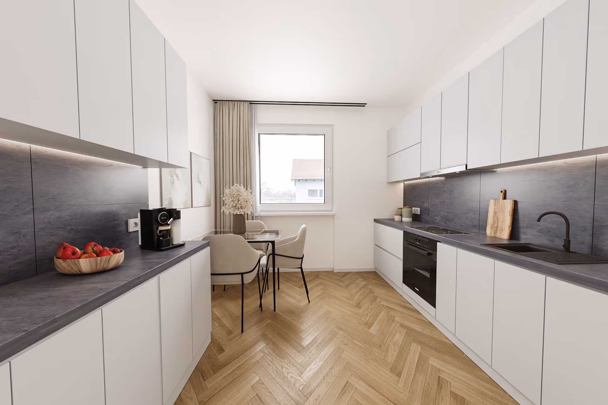 Moderne Küche mit weißen Schränken, grauen Arbeitsplatten, einem schwarzen Wasserhahn, Herd, Kaffeemaschine, einem Obstkorb mit Äpfeln und einem Essbereich mit Glas- und Metalltisch unter einem Fenster.