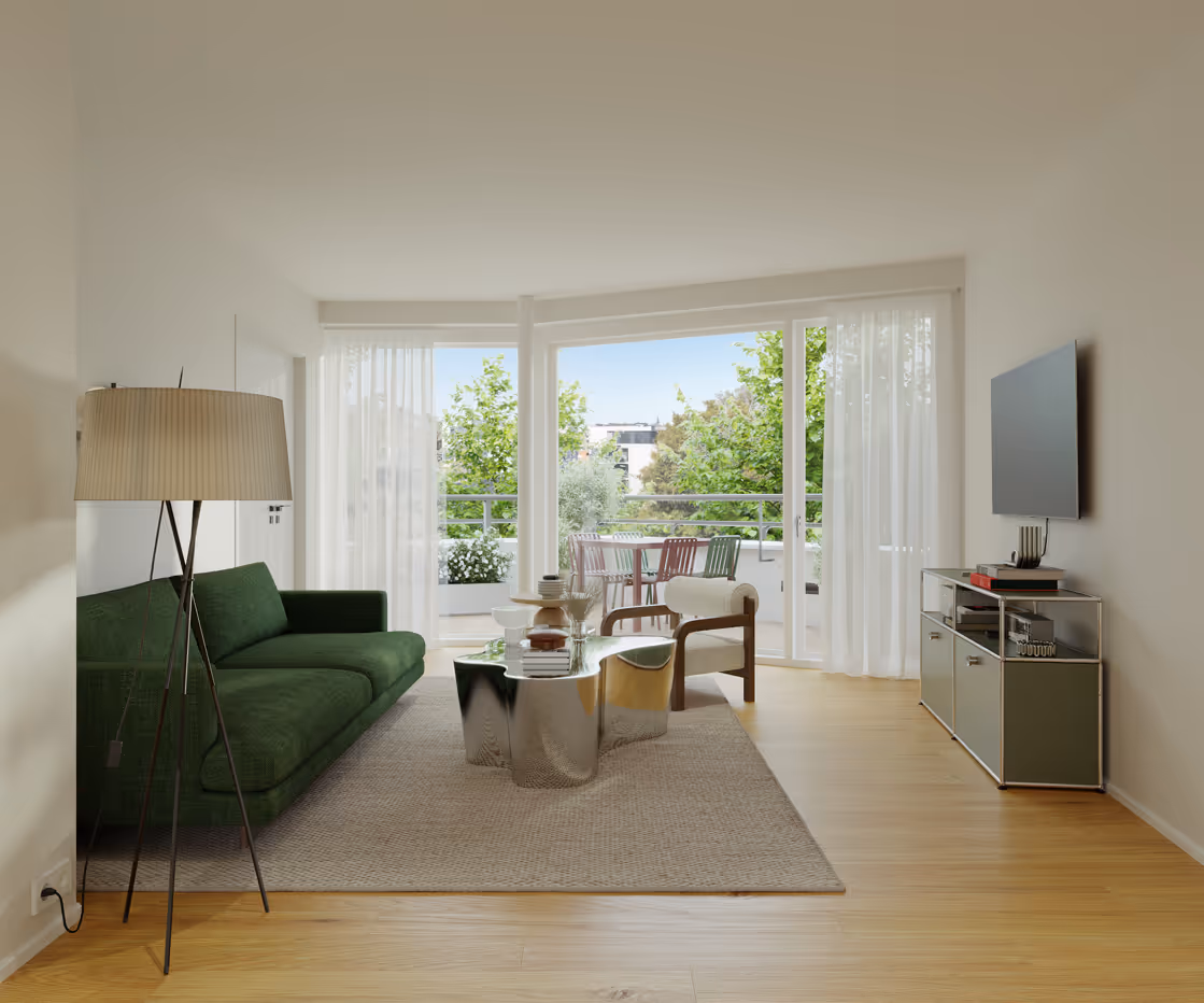 Helles Wohnzimmer mit grünem Sofa, Holzstuhl, modernem silbernen Couchtisch, Stehlampe und TV an der Wand, mit Balkonblick und grünen Pflanzen.