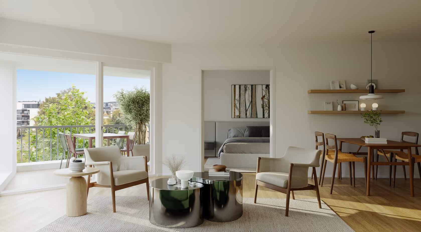 Helles Wohnzimmer mit zwei beigen Sesseln, runden Metall-Couchtischen, großem Balkon mit Gartenmöbeln und Blick ins Schlafzimmer mit Doppelbett.