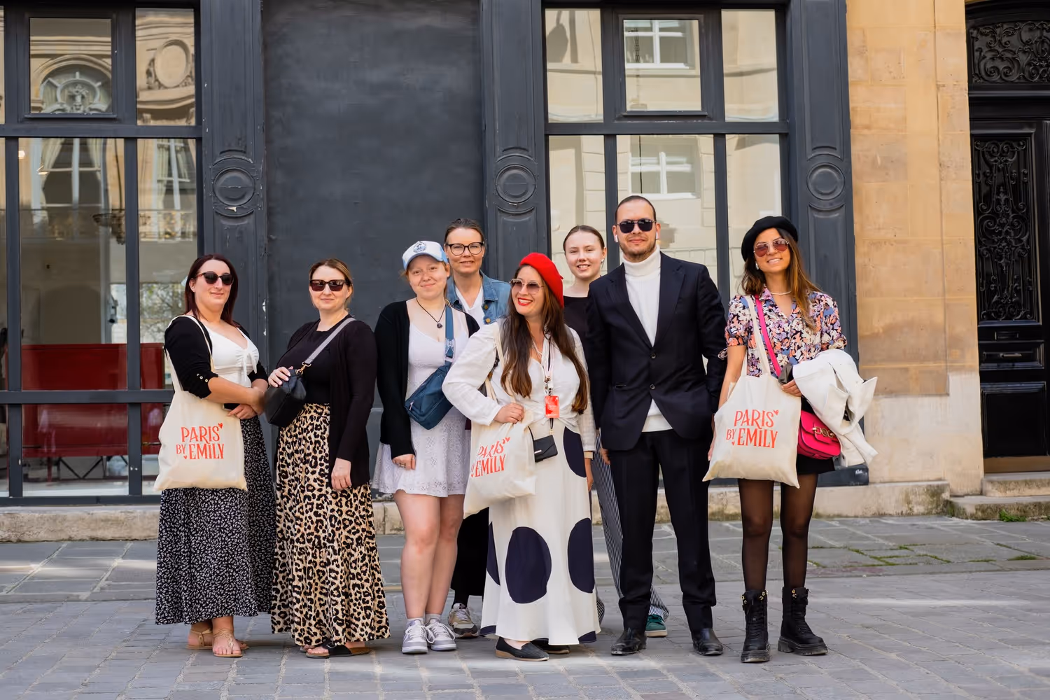 Walking Tour Group Photo outside Galerie