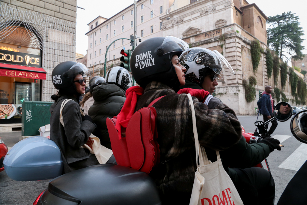 Vespa - 2 vespas and passengers in rome