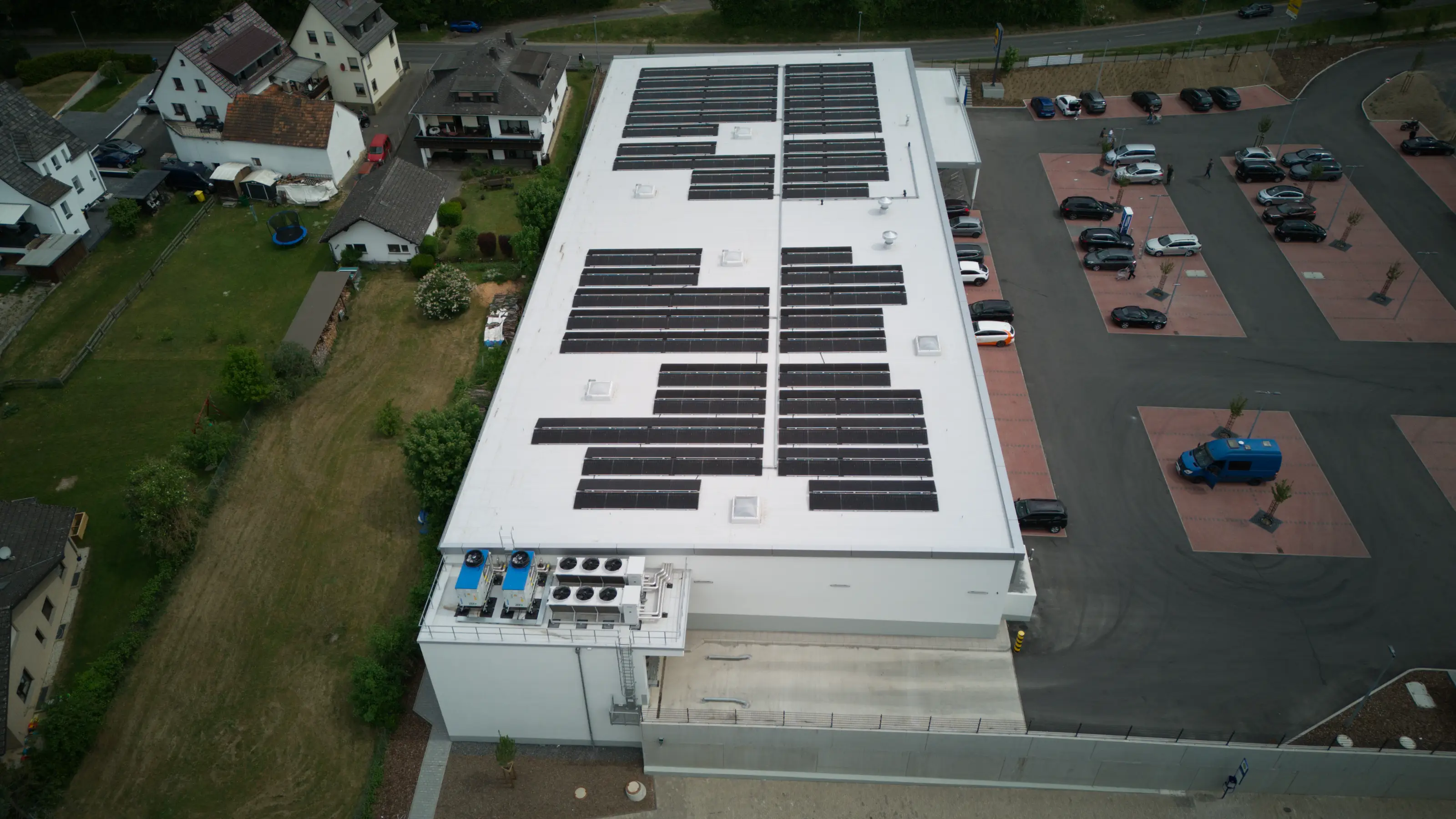 Luftaufnahme Discounter Adenau mit PV-Anlage auf dem Dach