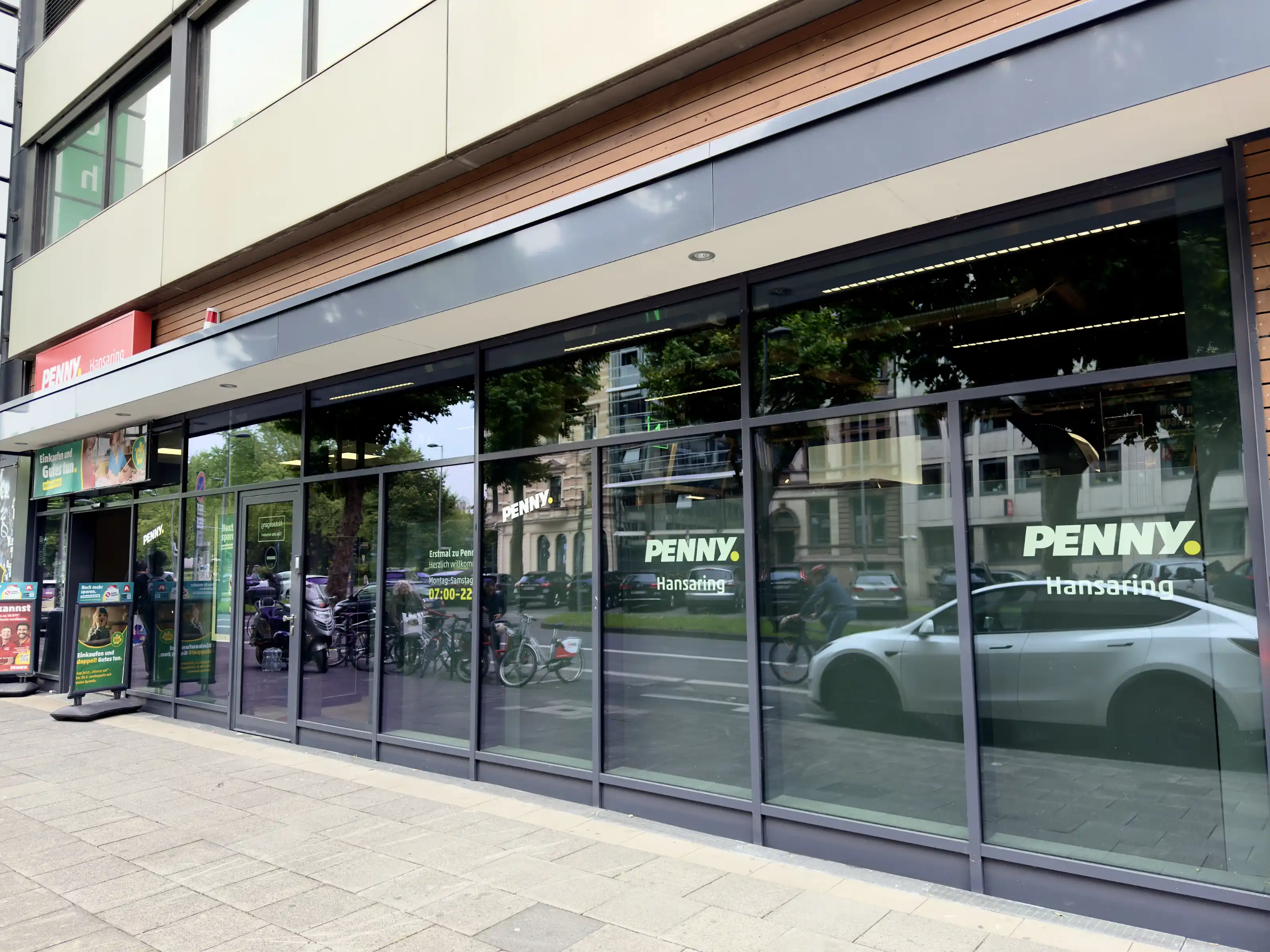 Fassade Penny Markt Köln – Eingang mit Glasfront, Teil des innovativen Kleinflächenkonzepts