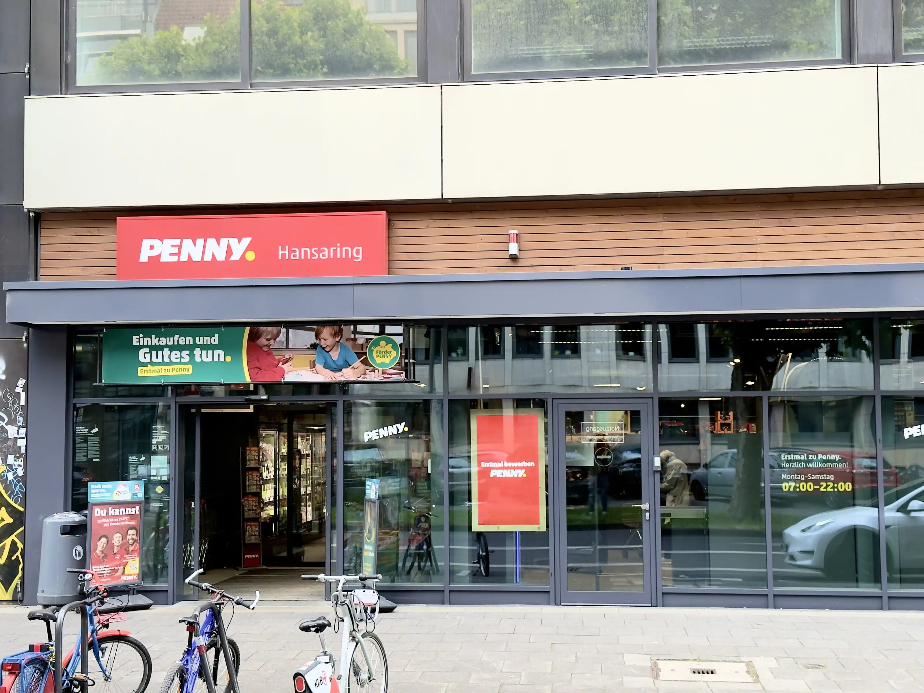 Fassade Penny Markt Köln – Eingang mit Glasfront, Teil des innovativen Kleinflächenkonzepts