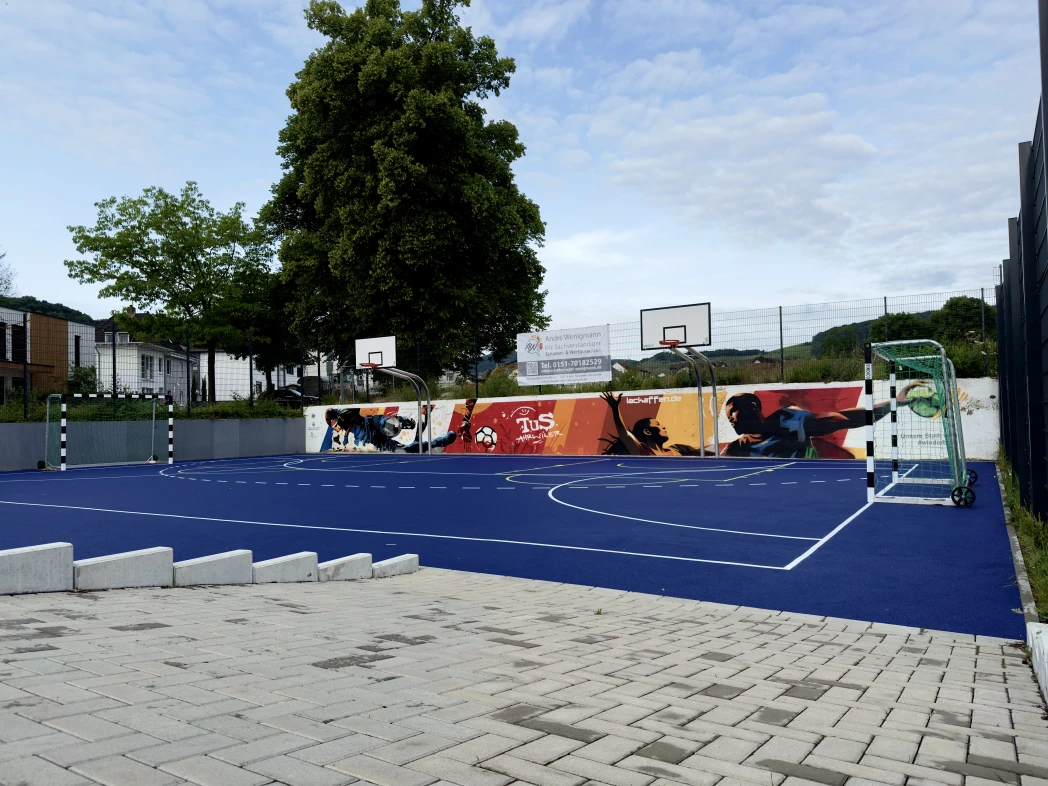 Multifunktionssportplatz Ahrweiler mit umliegender Anlage