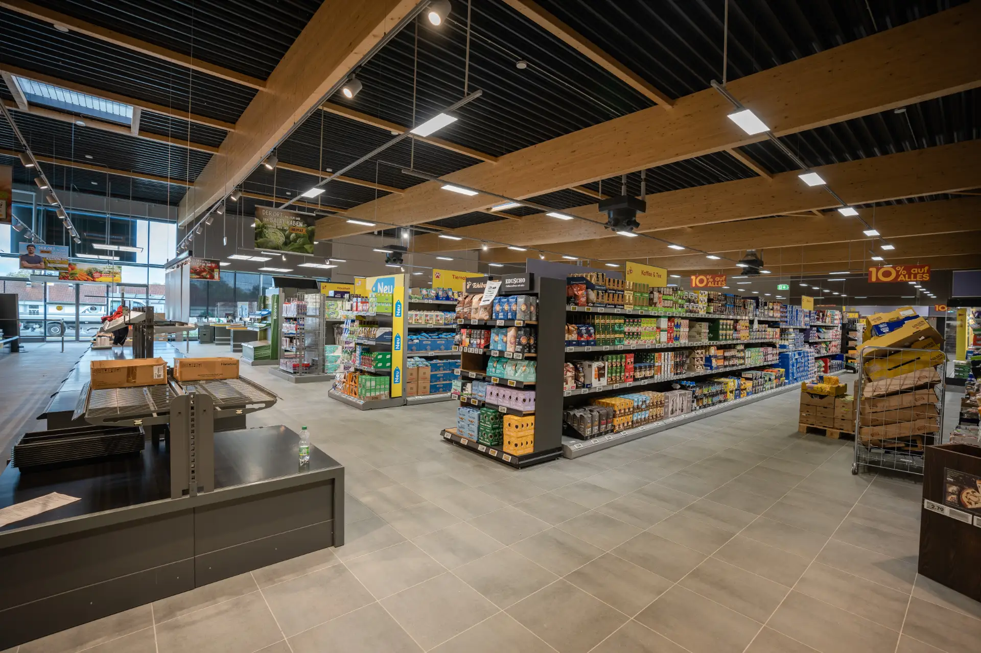 Marktfläche des Netto Marktes in Flammersfeld mit Holzdeckenkonstruktion