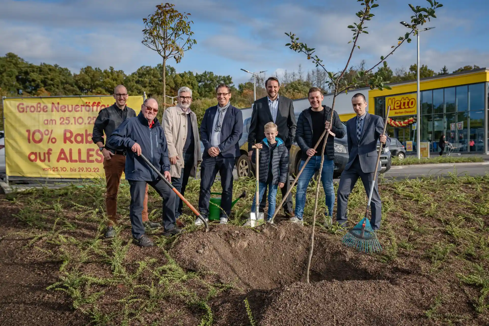 Projektteam von flowcraft und Partnern beim Bauabschluss Netto Flammersfeld