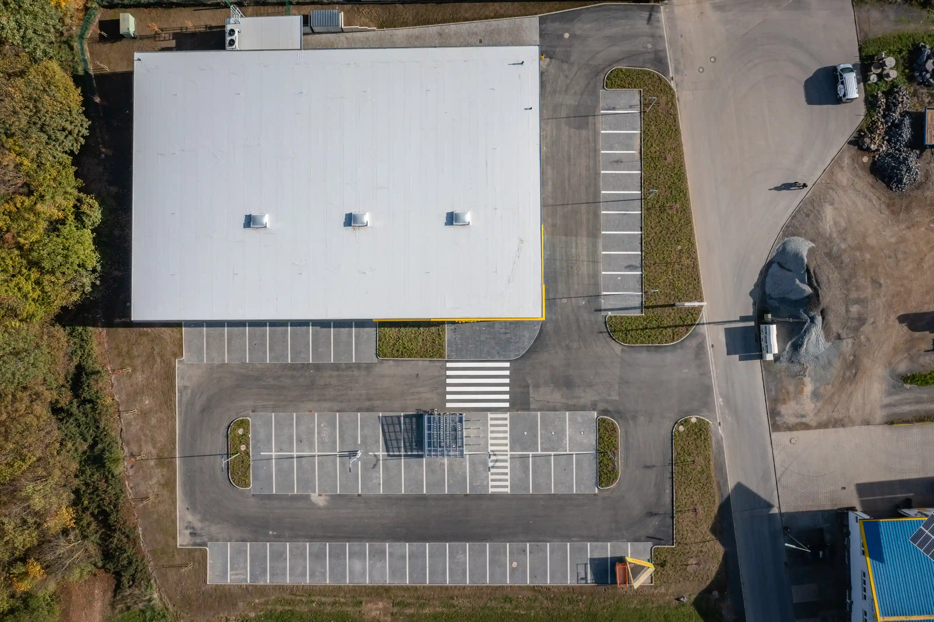 Luftaufnahme der Netto Handelsimmobilie in Flammersfeld mit Parkplatz