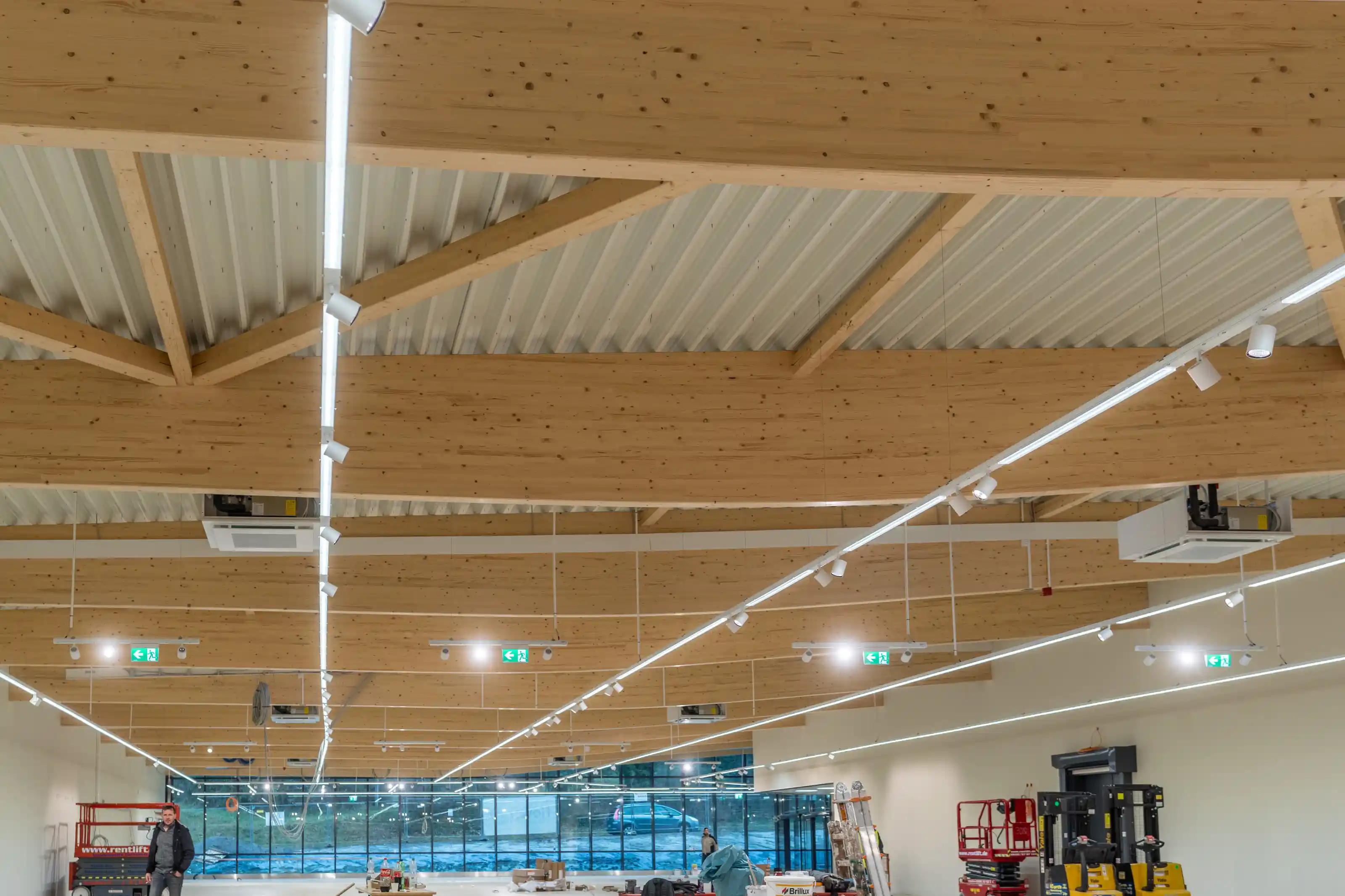 Innenaufnahme Discounter Adenau – große Verkaufsfläche mit Holzdecke