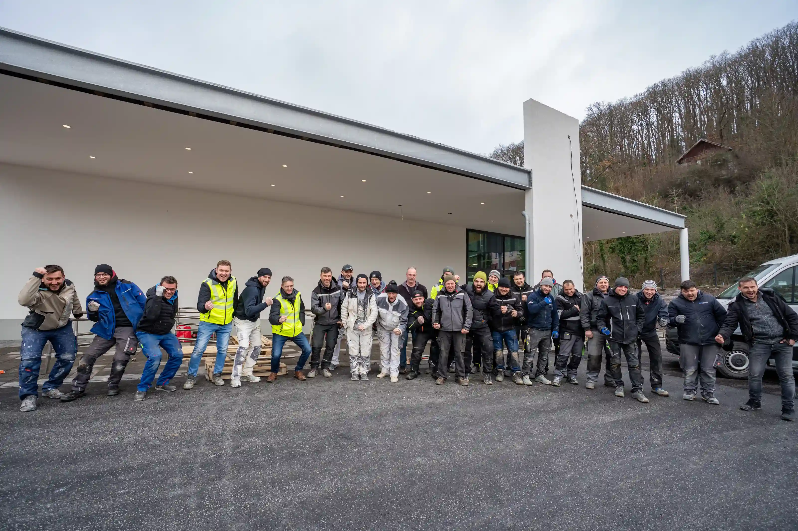 Fertigstellung Bau Discounter Adenau – Teamfoto vor dem Markt