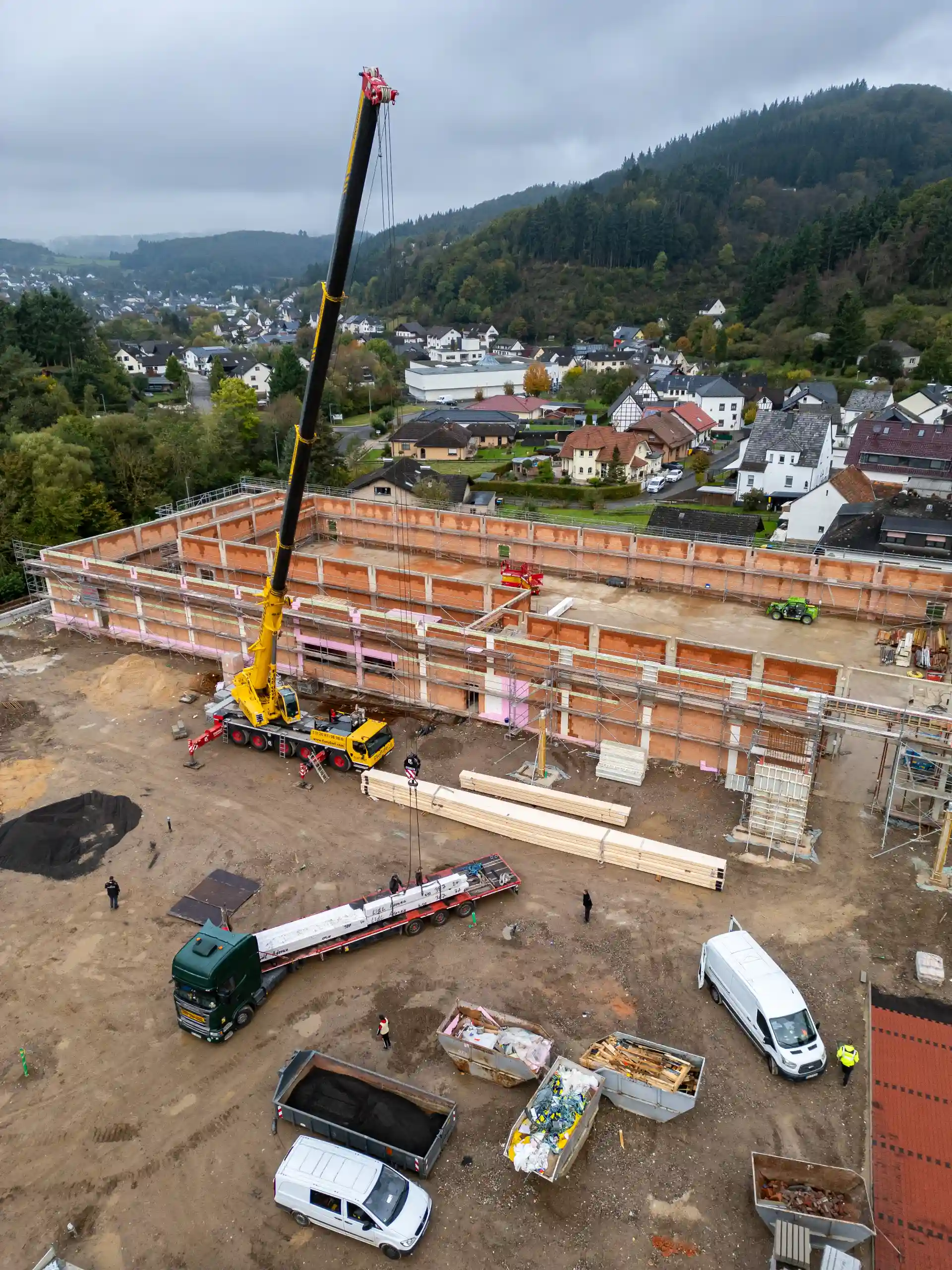 Luftaufnahme Baustelle Discounter Adenau mit Kranarbeiten