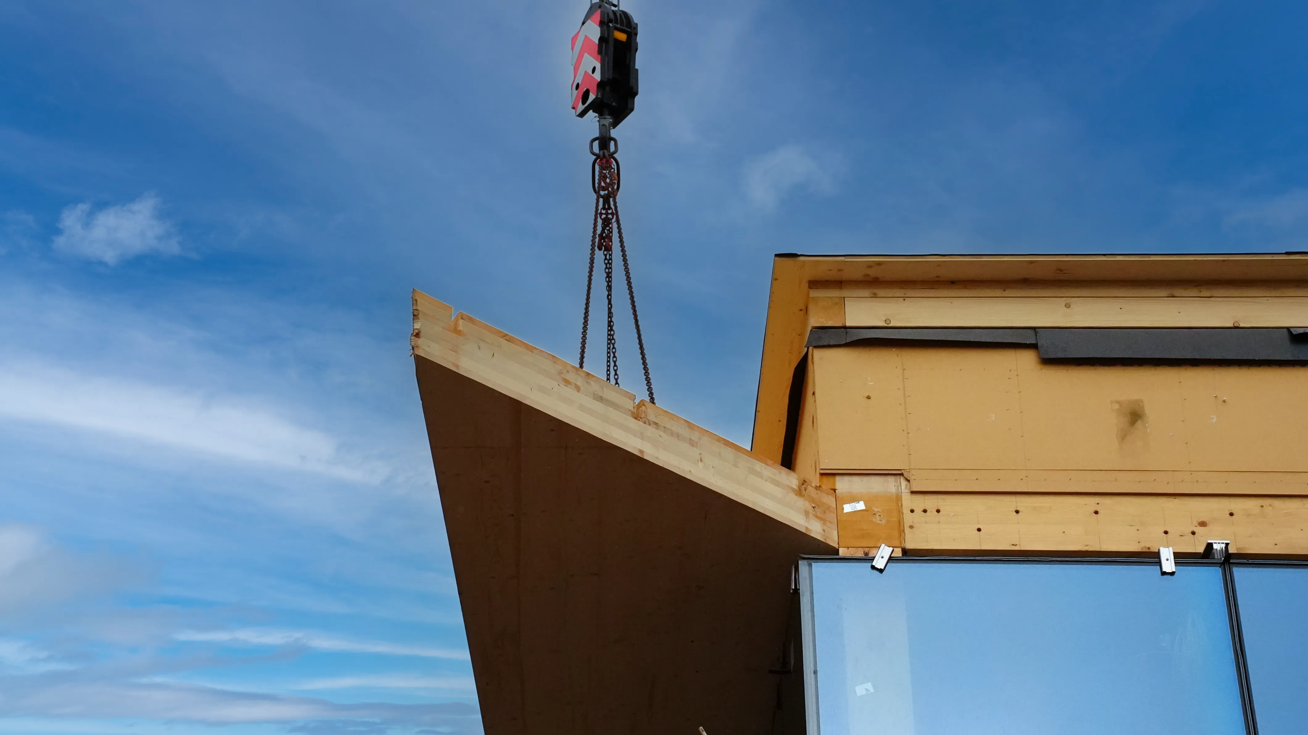 Montage des Vordachs aus Holz