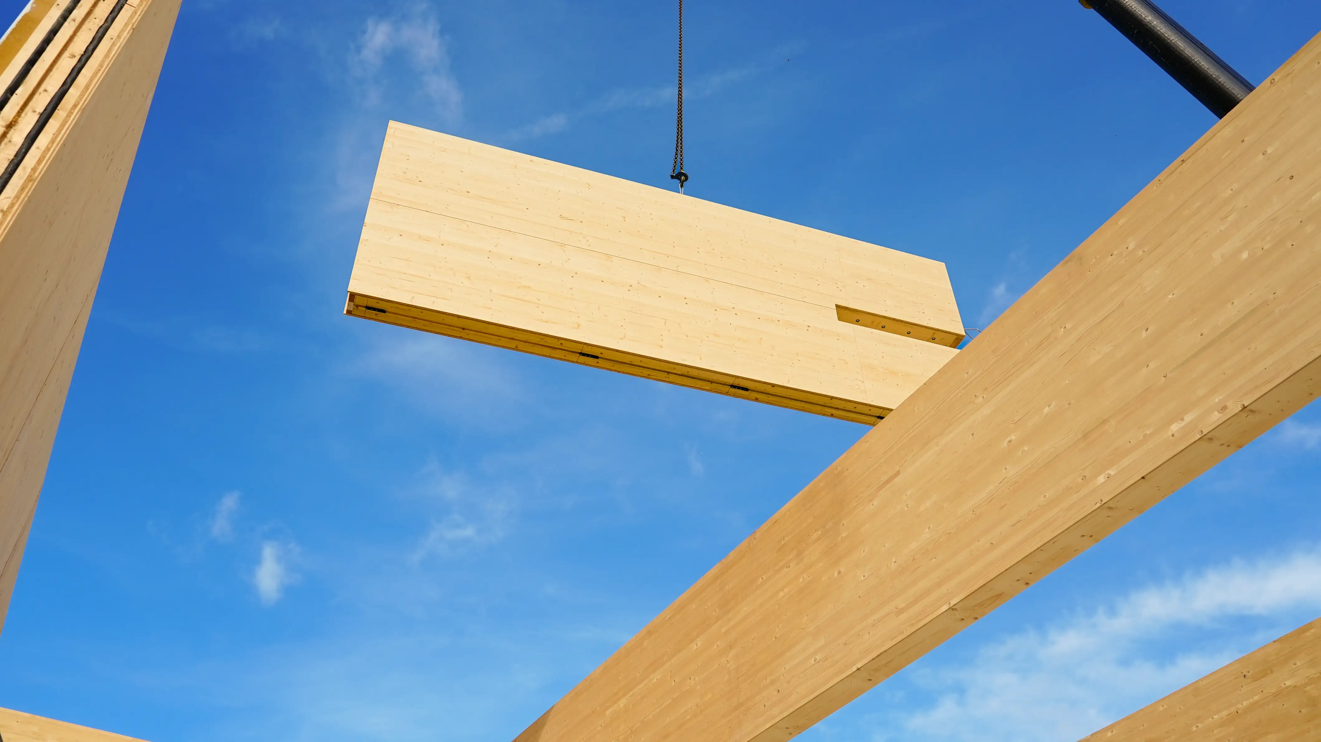 Schwebendes Holz-Modul am Kran