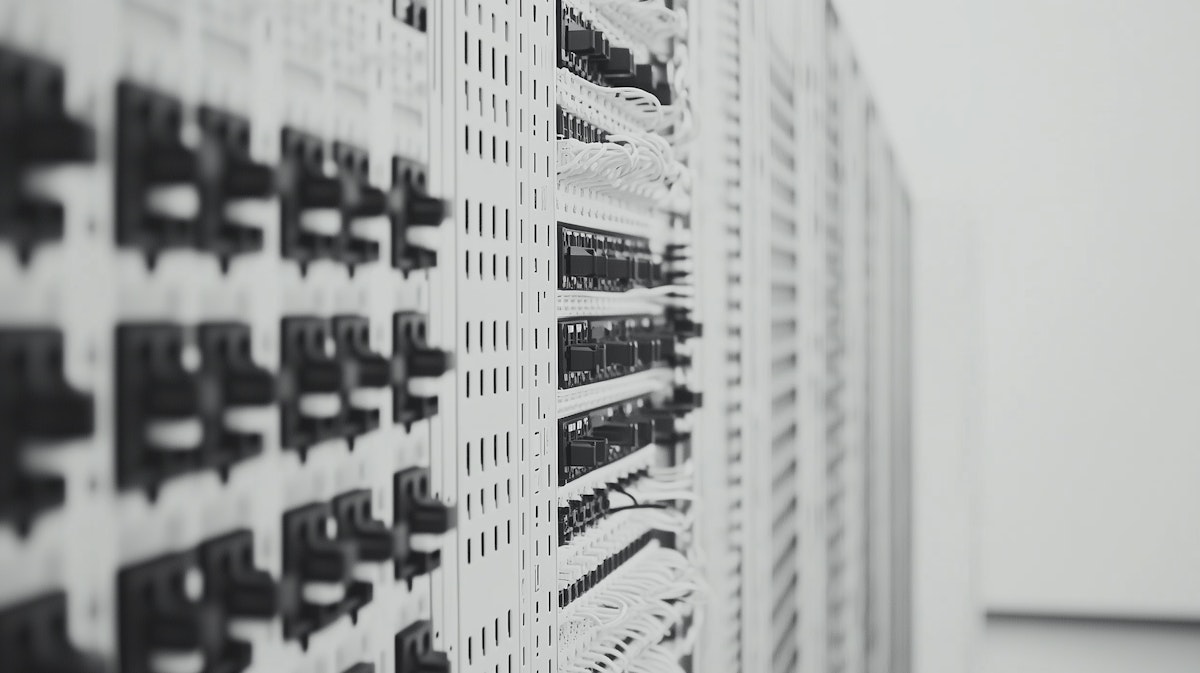 Vista de servidores en un data center en blanco y negro