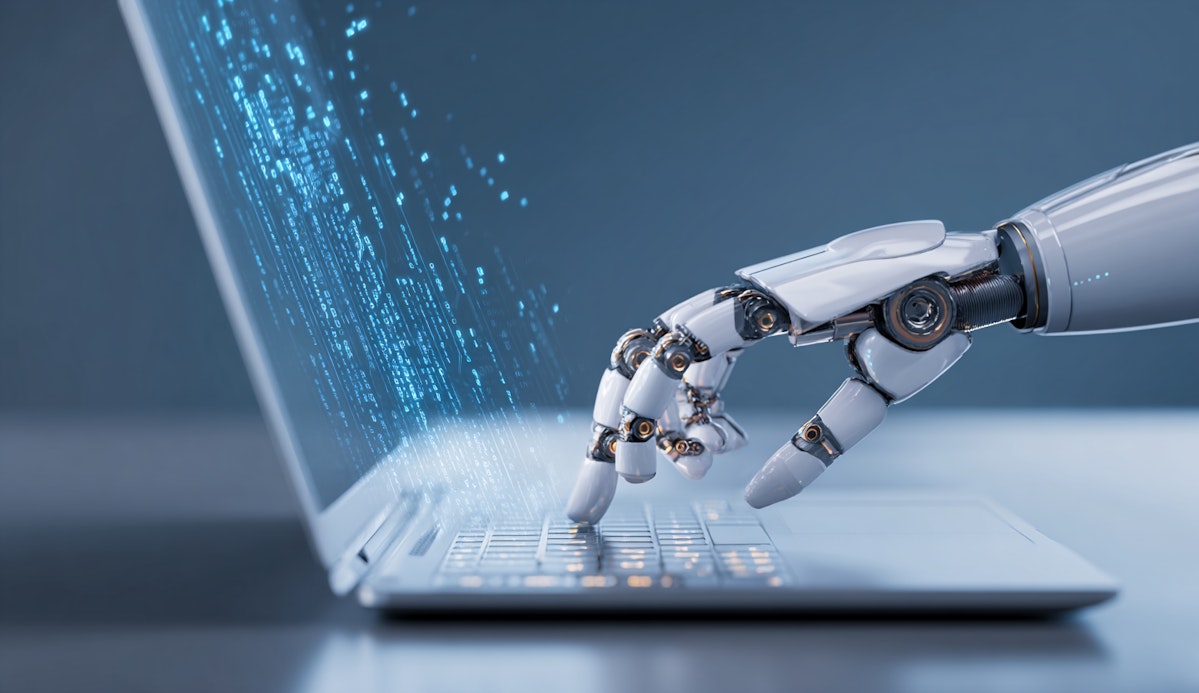Mano robótica escribiendo en un teclado con códigos digitales