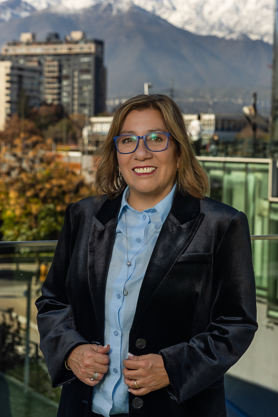 Retrato de Silvia Sepúlveda con fondo de ciudad y montañas