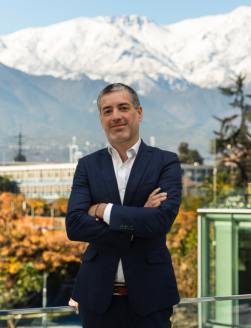 Retrato de Felipe Cruz con fondo de ciudad y montañas