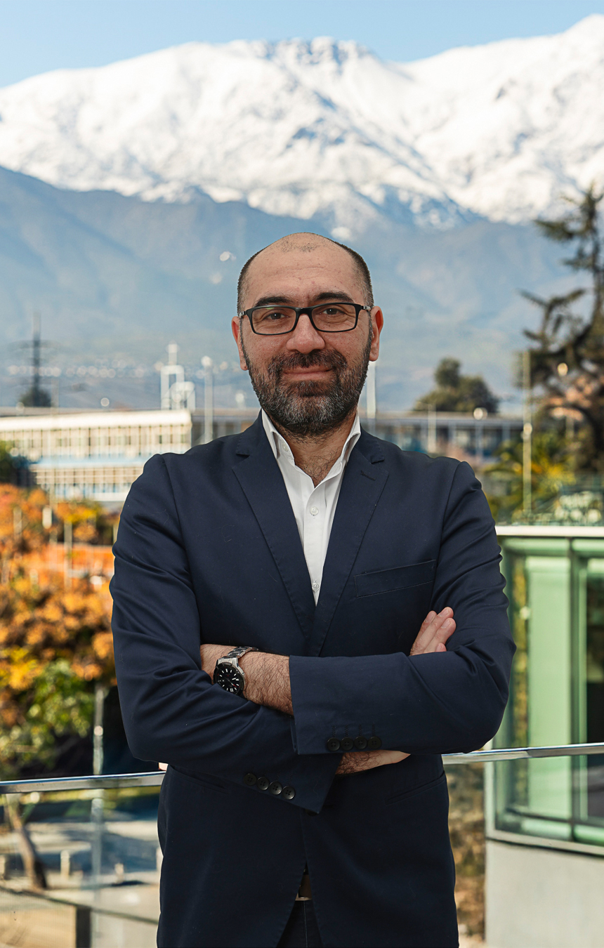 Retrato de Paol Lange con fondo de ciudad y montañas