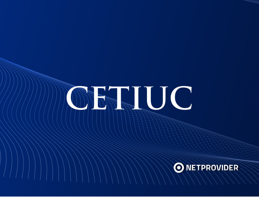 Logos de CETIUC y NetProvider sobre un fondo azul con líneas curvas en diseño moderno.