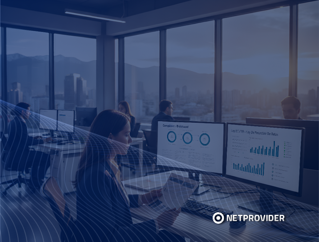 Ejecutiva de ciberseguridad analizando documentos y gráficos de cumplimiento en pantallas que muestran la Ley 21.719 de Protección de Datos Personales, en una oficina moderna de Netprovider con vista a la ciudad.