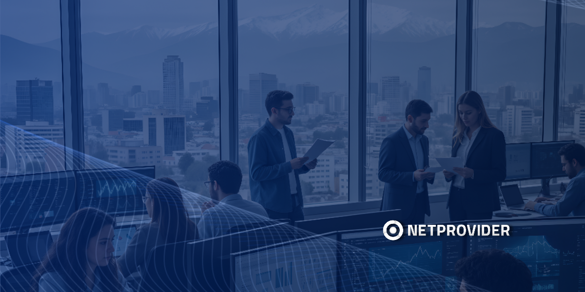 Equipo de analistas del Red Team de Netprovider trabajando en una oficina moderna en Santiago de Chile, revisando simulaciones de seguridad y análisis de ciberdefensa.