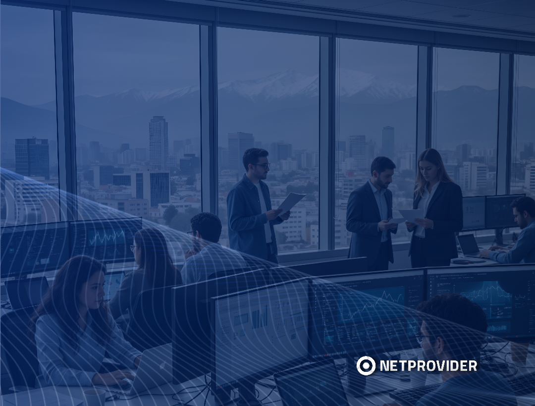 Equipo de analistas del Red Team de Netprovider trabajando en una oficina moderna en Santiago de Chile, revisando simulaciones de seguridad y análisis de ciberdefensa.