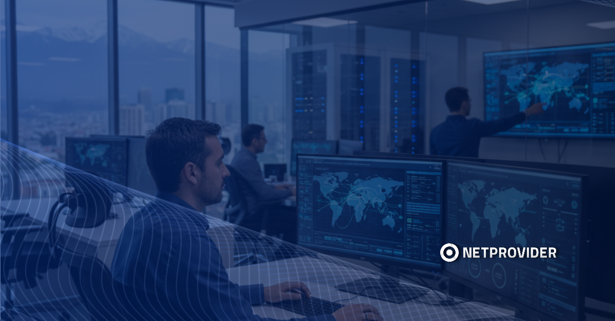 Analistas de ciberseguridad en una oficina moderna de Santiago monitoreando amenazas en tiempo real, representando las operaciones de Threat Hunting del CyberSOC de Netprovider.