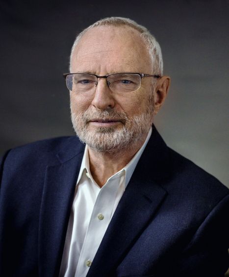 A portrait of Rabbi David Saperstein.