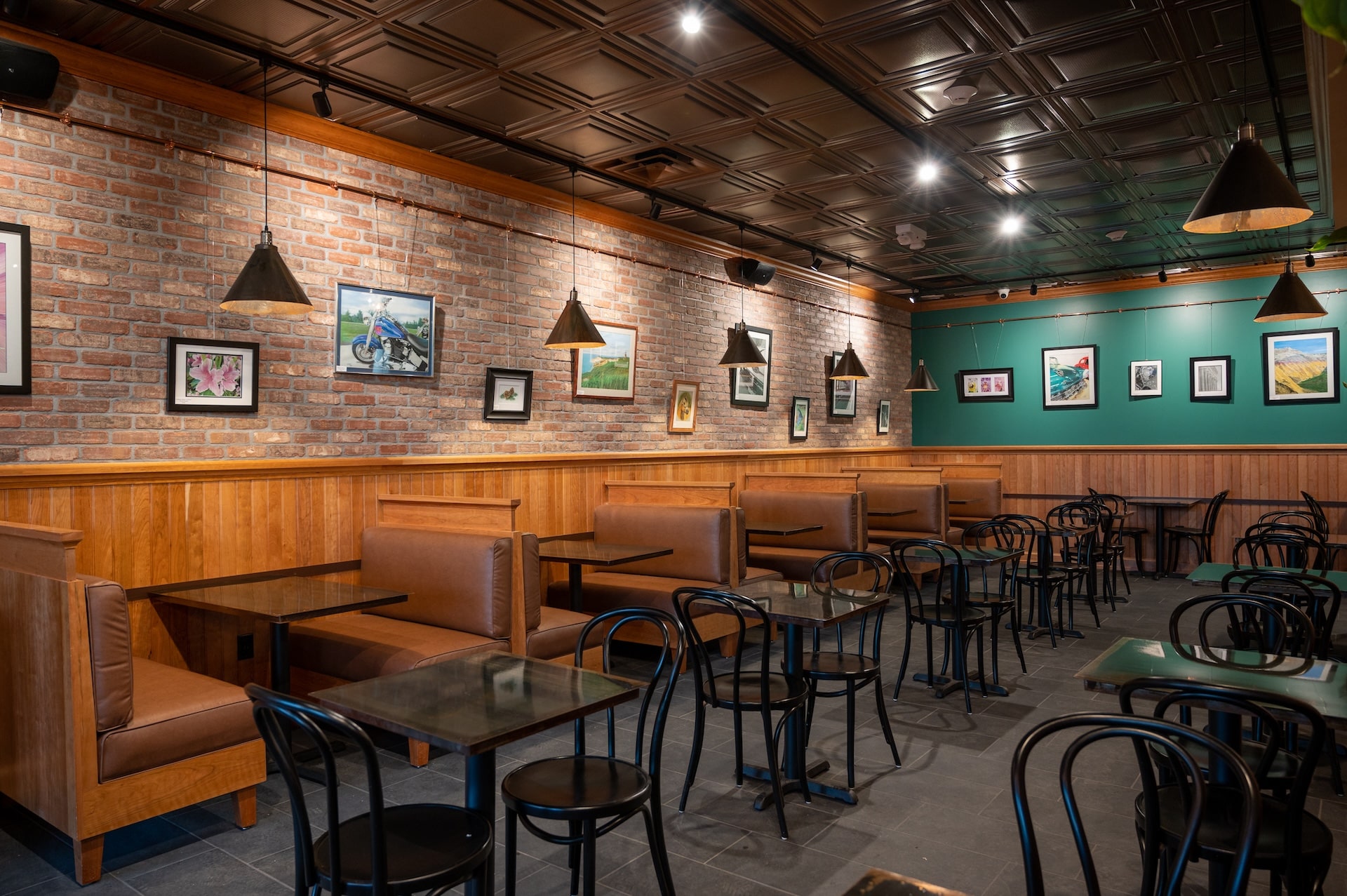 an empty cafe