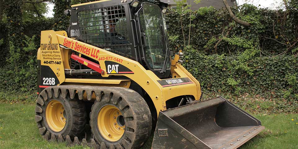 A caterpillar skid steer digging bucket attachment