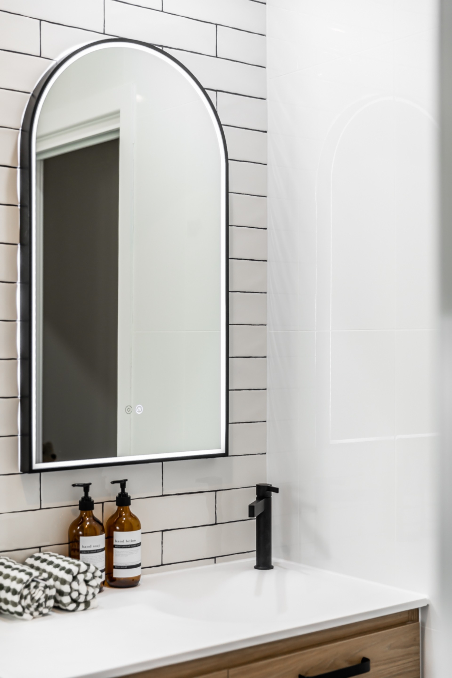 Fisher St, Norwood, ensuite with arched mirror and white subway tiles