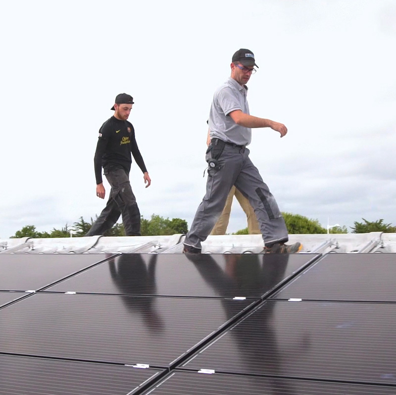 installation-panneaux-photovoltaiques-toiture.jpg