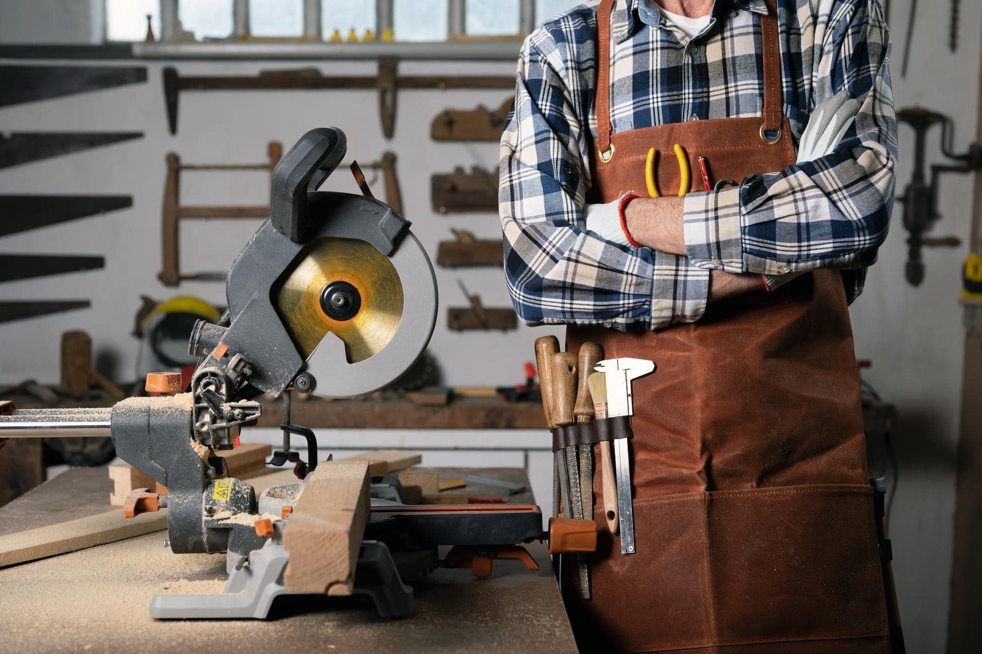 imgi_10_carpenter-working-workshop-high-quality-photo-min.jpg