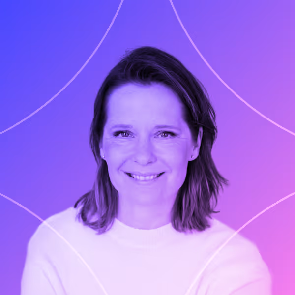 Lächelnde Person in einem weißen Pullover vor einem lebhaften violetten und blauen Hintergrund mit Farbverlauf und geschwungenen weißen Linien, wodurch eine moderne, fröhliche Stimmung entsteht.