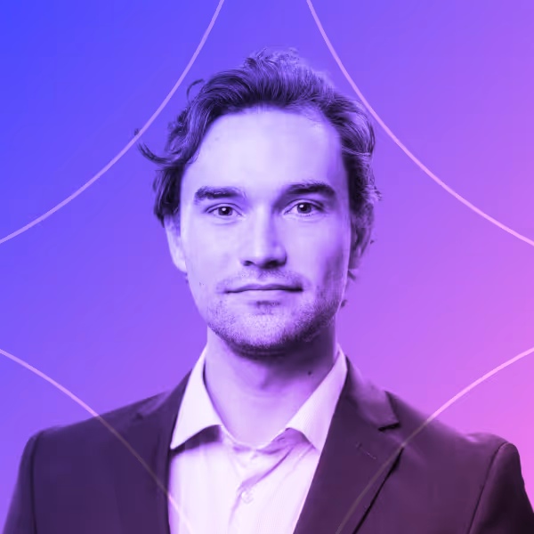 Porträt einer Person mit kurzen Haaren im Anzug. Das Bild hat einen violett-rosa Farbverlauf im Hintergrund mit geschwungenen Linien, was einen modernen, professionellen Eindruck vermittelt.