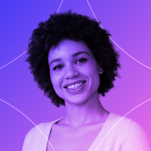 Eine lächelnde Person mit lockigem Haar ist vor einem violetten Farbverlaufshintergrund mit geometrischen Linien zu sehen. Das Bild wirkt warm und einladend.